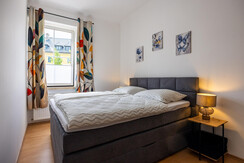 Schlafzimmer mit Doppelbett