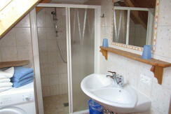 Badezimmer mit Waschmaschine 