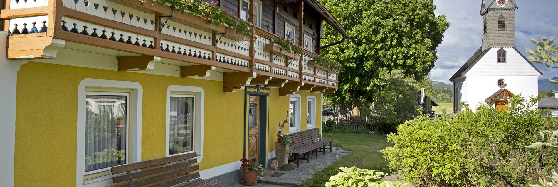 Stoffenbauer mit Dorfkapelle im Hintergrund