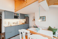 Strandcafe Hideaway 1 Wohnzimmer, Kochniesche