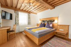 Schlafzimmer 1