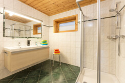 Badezimmer mit Dusche