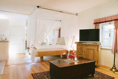 Ein Himmelbett im Loft bei der Teichwies'n