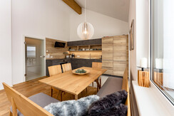 Essbereich mit Blick auf die Küche