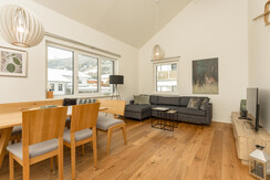 Wohnraum mit Esstisch und Sofa