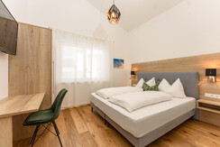 Schlafzimmer 2 mit Doppelbett und TV