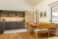 Große Küche mit Essbereich