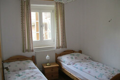 Schlafzimmer mit getrennten Betten beim Theißlhof
