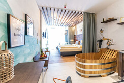 Offene "Schaffelbad-Wanne" im Gartenzimmer