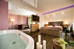 Lotussuite mit offener Badewanne