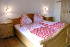 Helle Zimmer mit Balkon