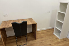 Einzelzimmer Schreibtisch