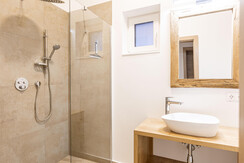 Badezimmer mit Dusche