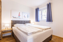 Schlafzimmer mit Doppelbett