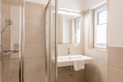 Badezimmer mit Dusche