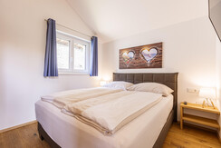 Badezimmer mit Doppelbett