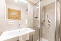 Badezimmer mit Dusche