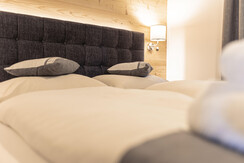 Schlafzimmer mit Doppelbett