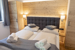 Schlafzimmer mit Doppelbett