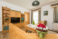 eat-in kitchen