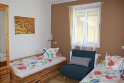 2. Schlafzimmer mit getrennten Betten