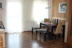 Küchenzeile mit Esstisch