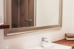 Badezimmer Doppelzimmer und Apartment Deluxe