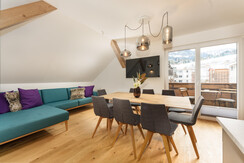 Wohnraum mit Sofa und Esstisch