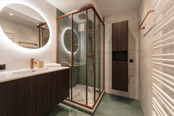 Bad 1 mit Dusche und Waschtisch