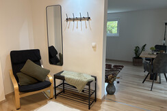 Garderobe und Essbereich