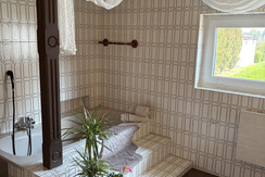 Nostalgisches Badezimmer mit Badewanne