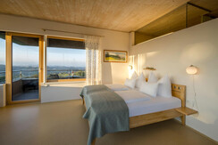 270°-naturparkzimmer-wurzenbergpanorama-bett