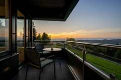 270°-naturparkzimmer-wurzenberg-balkon-panorama-so