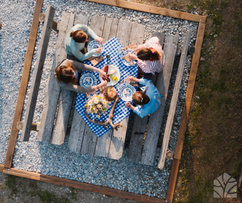 Diningtable in front of the lodge | © Waldhütten.at