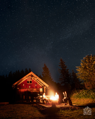 Romantisches Lagerfeuer mit Sternenhimmel | © Waldhütten.at