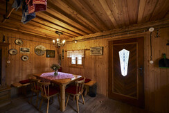 Gemütlicher Esstisch