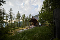 Gemütliche Stunden vor der Waldhütte KOSAK