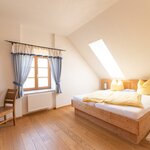 Photo of Double room, shower, toilet, balcony | © Weingut Kleinschuster