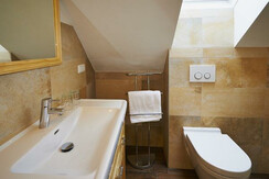 Badezimmer im Doppelbettzimmer