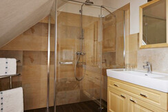 Badezimmer mit Dusche und WC