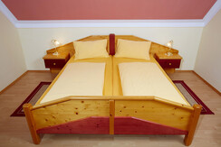 Weingut Klug Holzbett