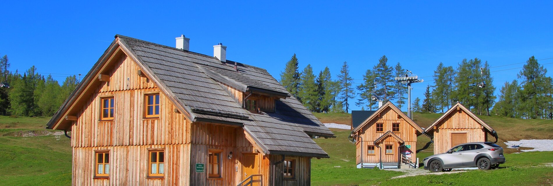 beide Hütten im Sommer