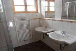 große Winklerhütte, Badezimmer mit zwei Waschbecke