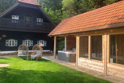 Außenbereich mit Korbsessel