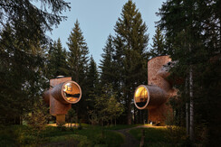 Baumhaeuser_Teichwiese_Waldlichtung_01