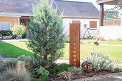 Wollsdorferhof_im Innenhof/Garten_Oststeiermark