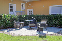 Wollsdorferhof_im Garten_Oststeiermark