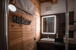 Blick in das moderne Badezimmer