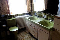 Bad - Doppelwaschbecken m. WC