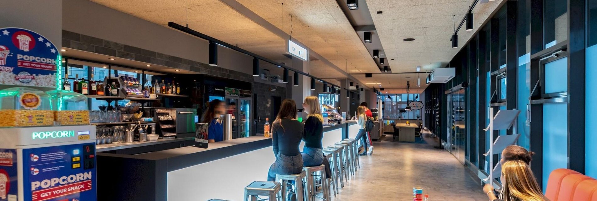 Moderner Bar- und Lounge-Bereich für Gäste